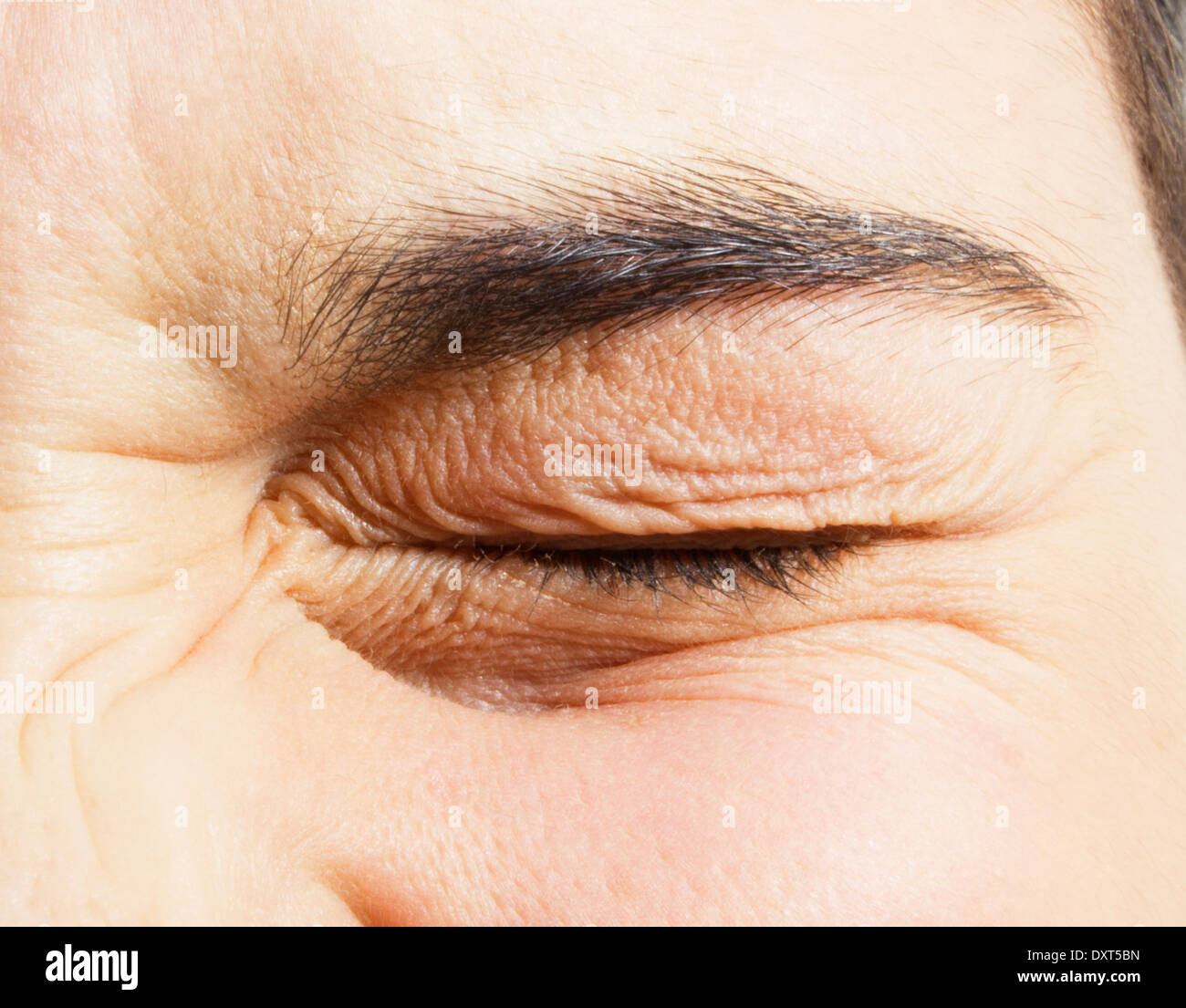Extreme close up of girl en plissant les yeux Banque D'Images