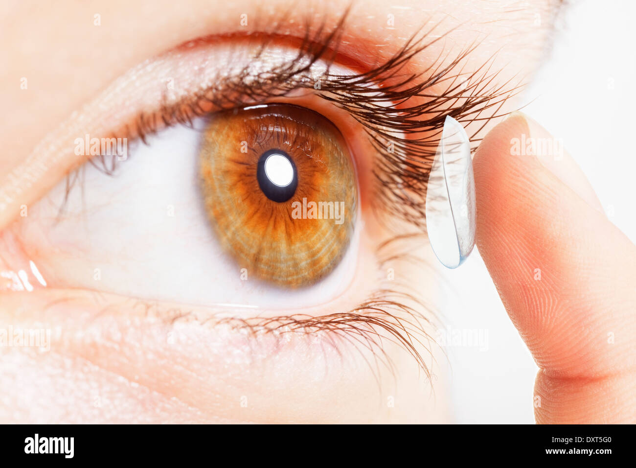 Extreme close up of girl putting eye en lentilles de contact Banque D'Images