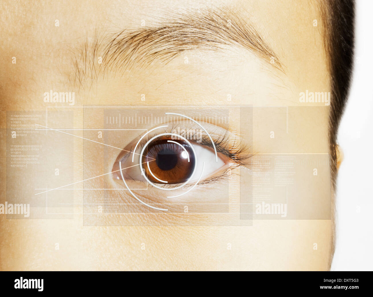 Extreme close up de scan de la rétine sur l'oeil marron Banque D'Images