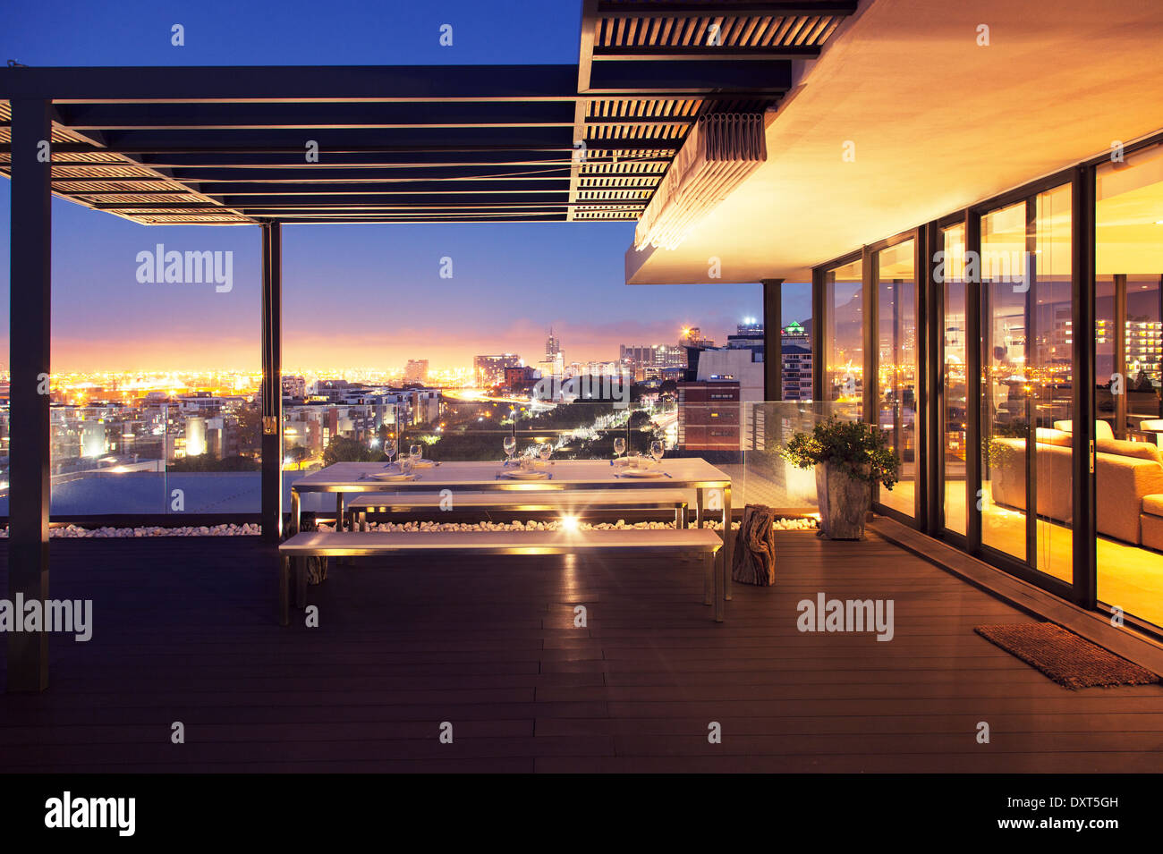 Maison de luxe lumineux et d'un patio avec vue sur ville Banque D'Images