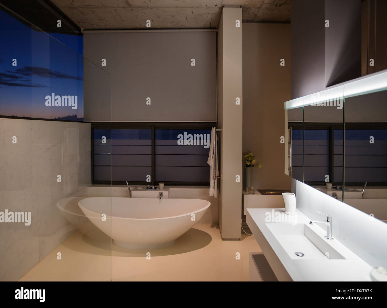 Grande baignoire dans salle de bains moderne Banque D'Images