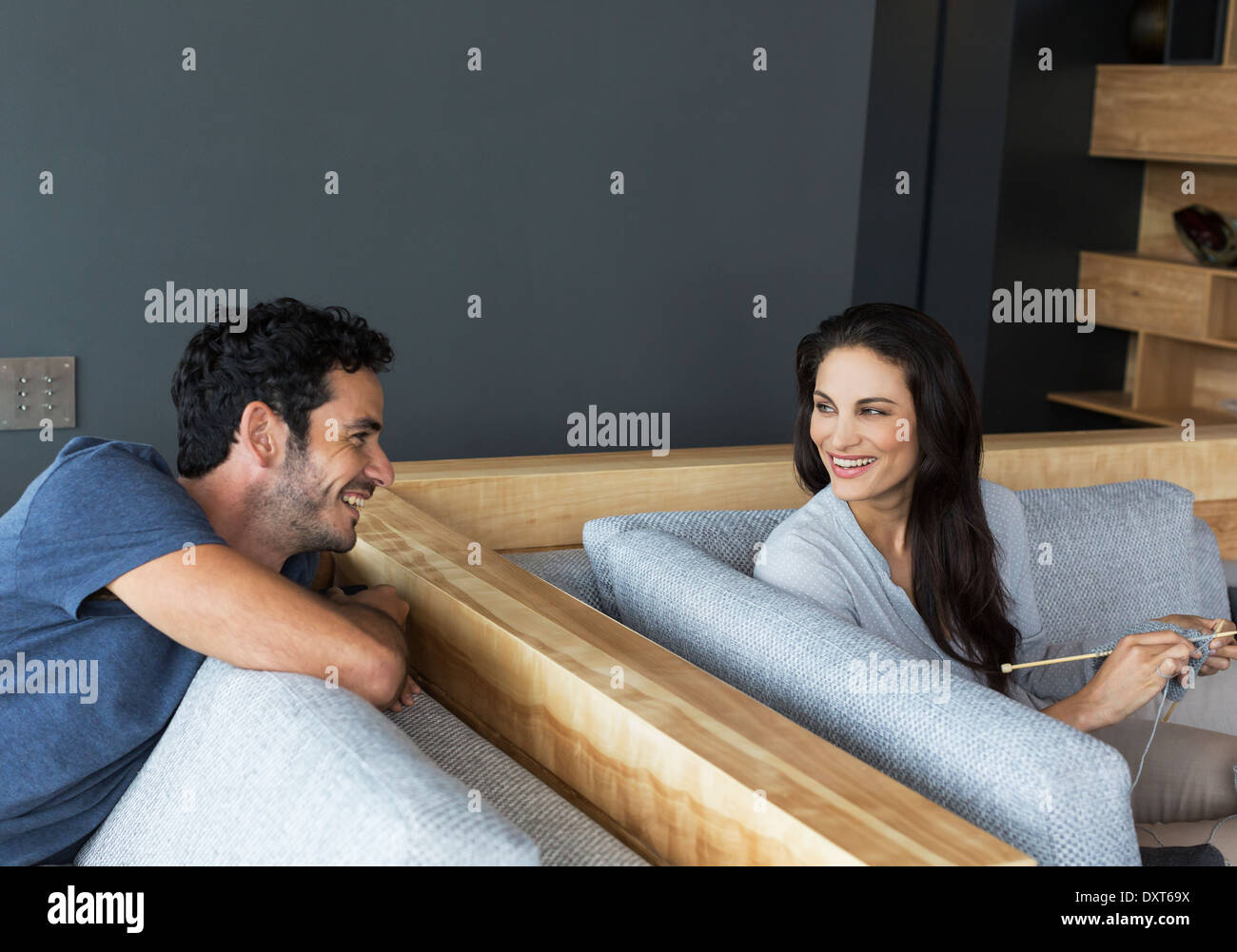 Couple talking in living room Banque D'Images