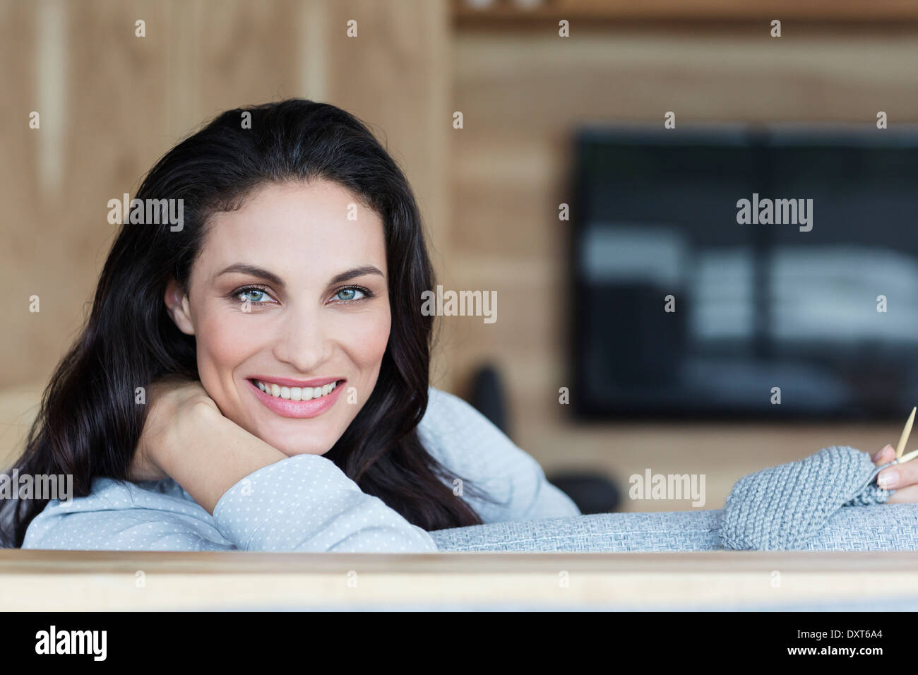 Portrait of woman knitting Banque D'Images