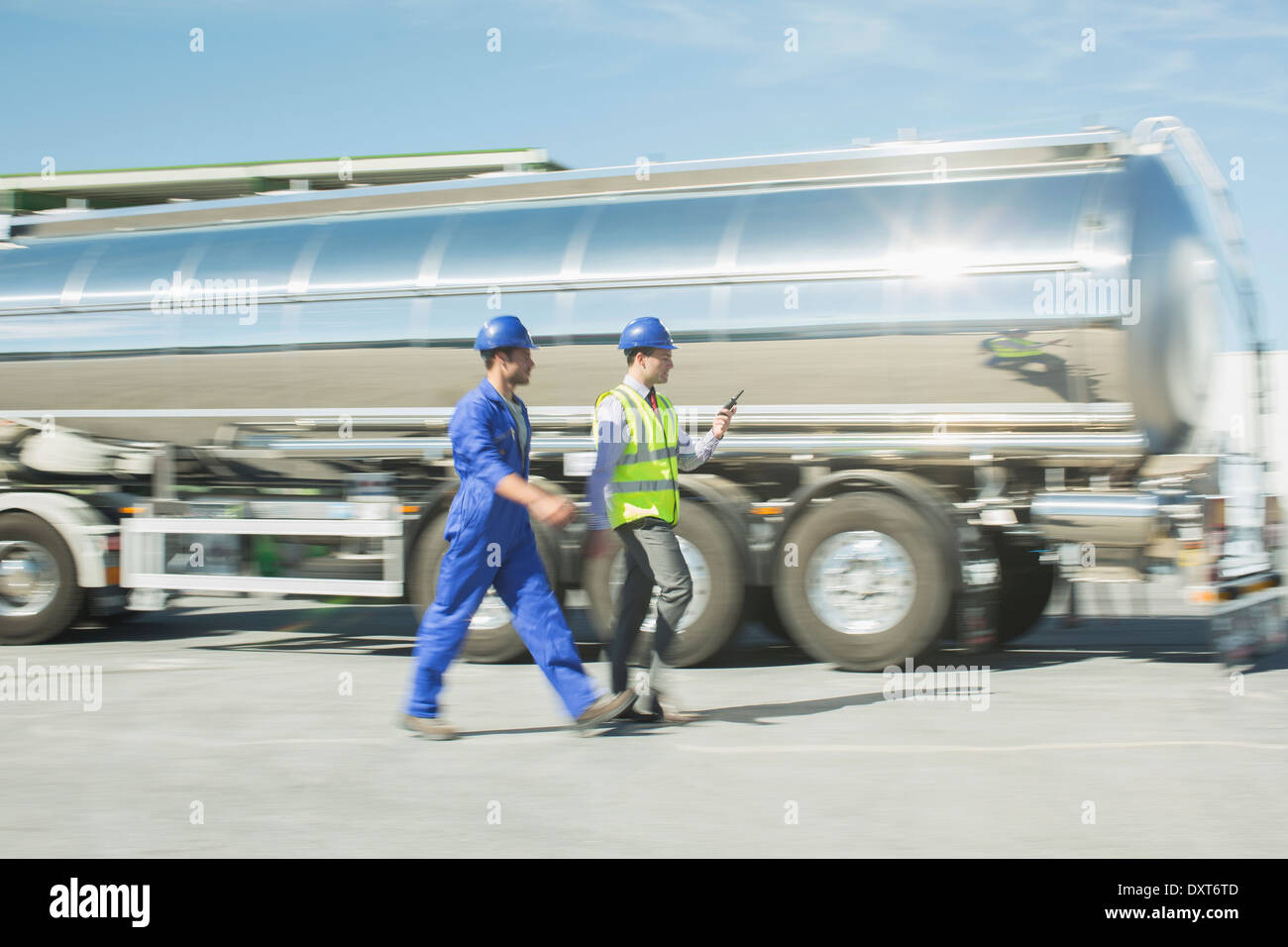 Businessman et travailleur, marcher le long de citerne en acier inoxydable Banque D'Images