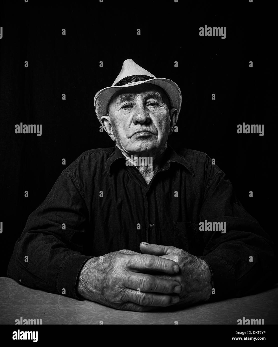 Portrait artistique d'un vieil homme dans un chapeau Banque D'Images