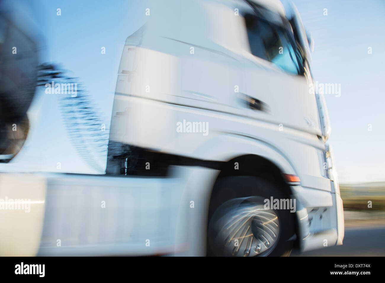 Semi-truck en mouvement Banque D'Images