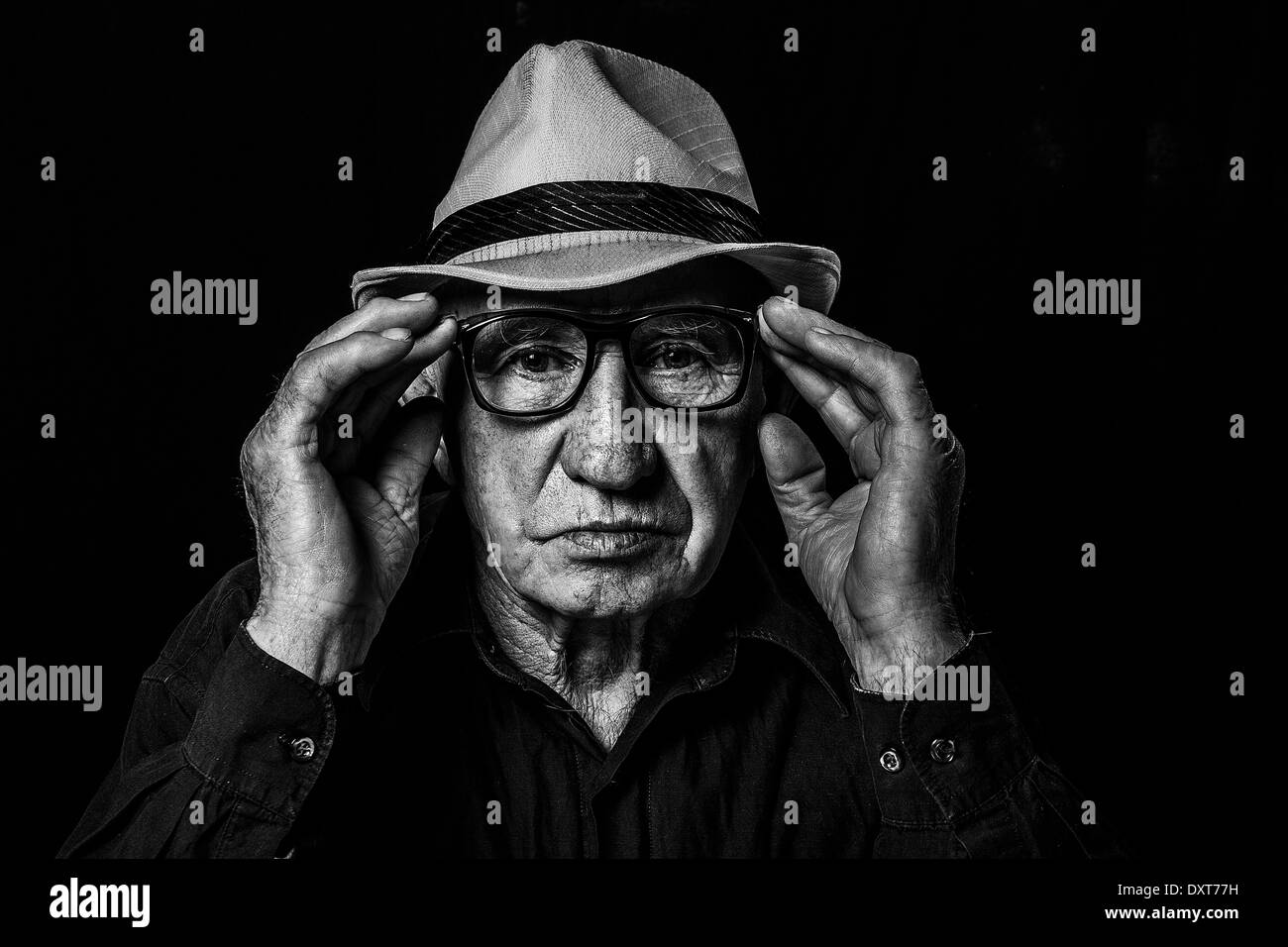 Portrait artistique d'un vieil homme avec des lunettes et un chapeau Banque D'Images