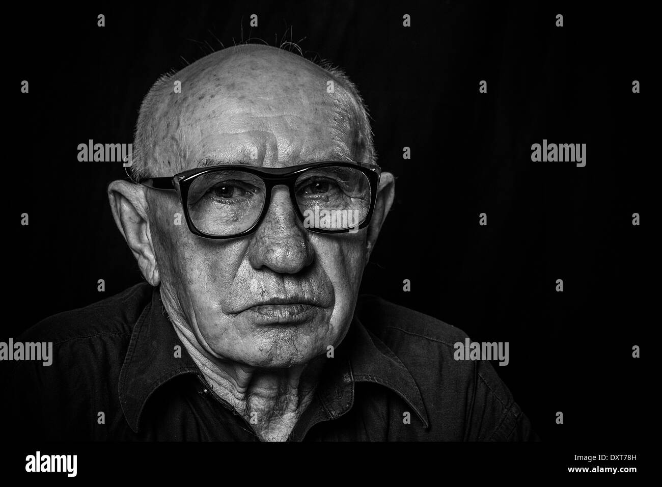 Portrait artistique d'un vieil homme avec des lunettes Banque D'Images
