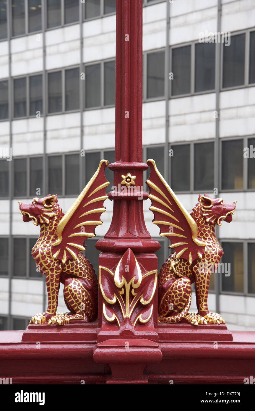 Gryphons fleuri rouge, avec des détails extraits de feuilles d'or, ornent les lampadaires de style Victorien sur l'Holborn Viaduct dans la ville de Londres. Angleterre, Royaume-Uni. Banque D'Images