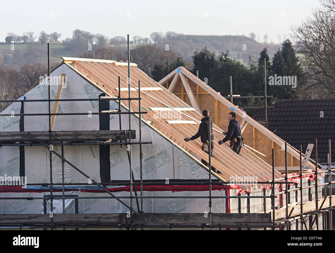 La couverture d'une maison de nouvelle construction dans le village de Llanfoist, Abergavenny, Pays de Galles, Royaume-Uni Banque D'Images