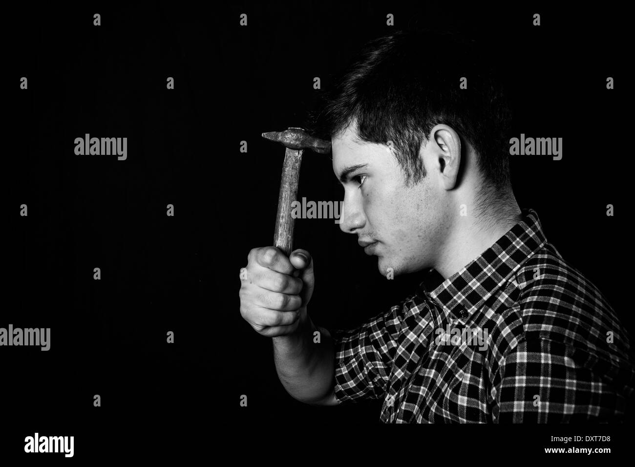 Portrait d'un jeune homme avec un marteau Banque D'Images