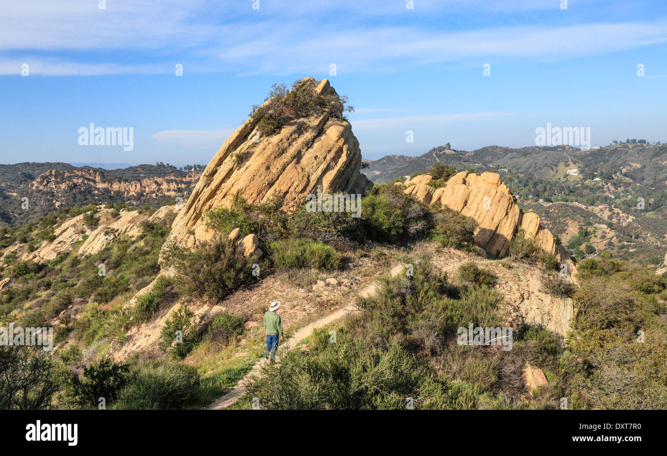 Randonneur sur le sentier des Roches Rouges au Red Rock Canyon Park à Topanga, California Banque D'Images