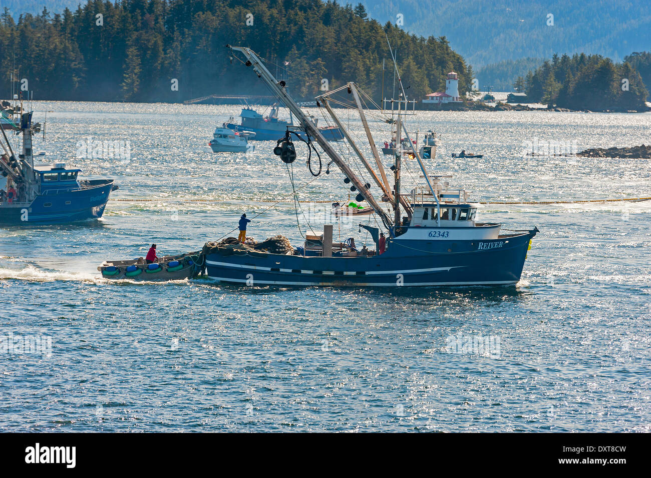 Sitka, Alaska. 29 mars 2014 Sitka, en Alaska. 29 mars 2014 La flotte de pêche commerciale à se bousculer pour lors d'une ouverture de la pêche au hareng rogué sac dans la baie Sitka. Crédit : Jeffrey Wickett - RF/Alamy Live News Banque D'Images