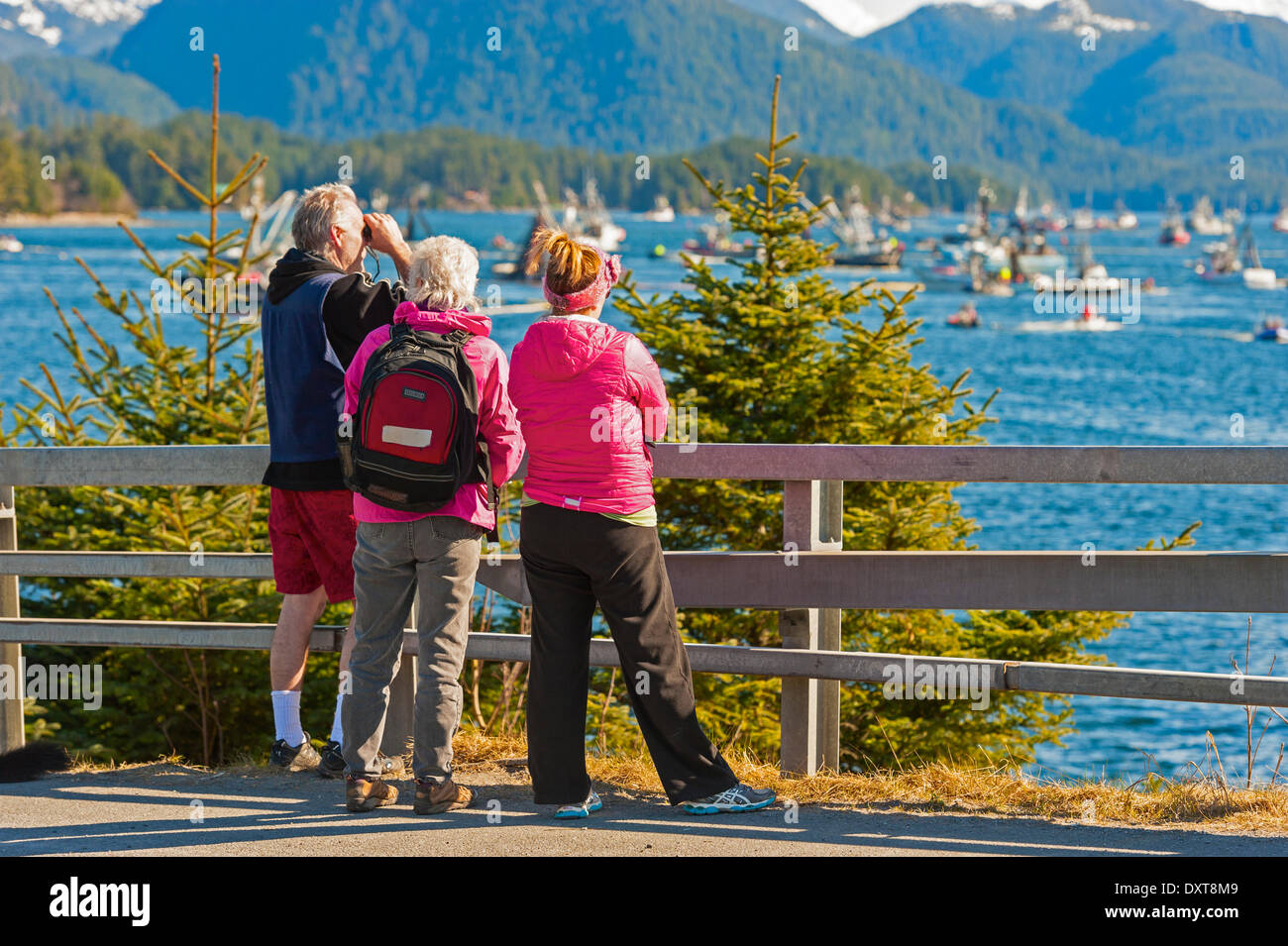Sitka, Alaska. 29 mars 2014 Sitka, en Alaska. 29 mars 2014 spectateurs regardant la flotte de pêche commerciale à se bousculer pour pendant un sac du hareng rogué ouverture. Crédit : Jeffrey Wickett - RF/Alamy Live News Banque D'Images