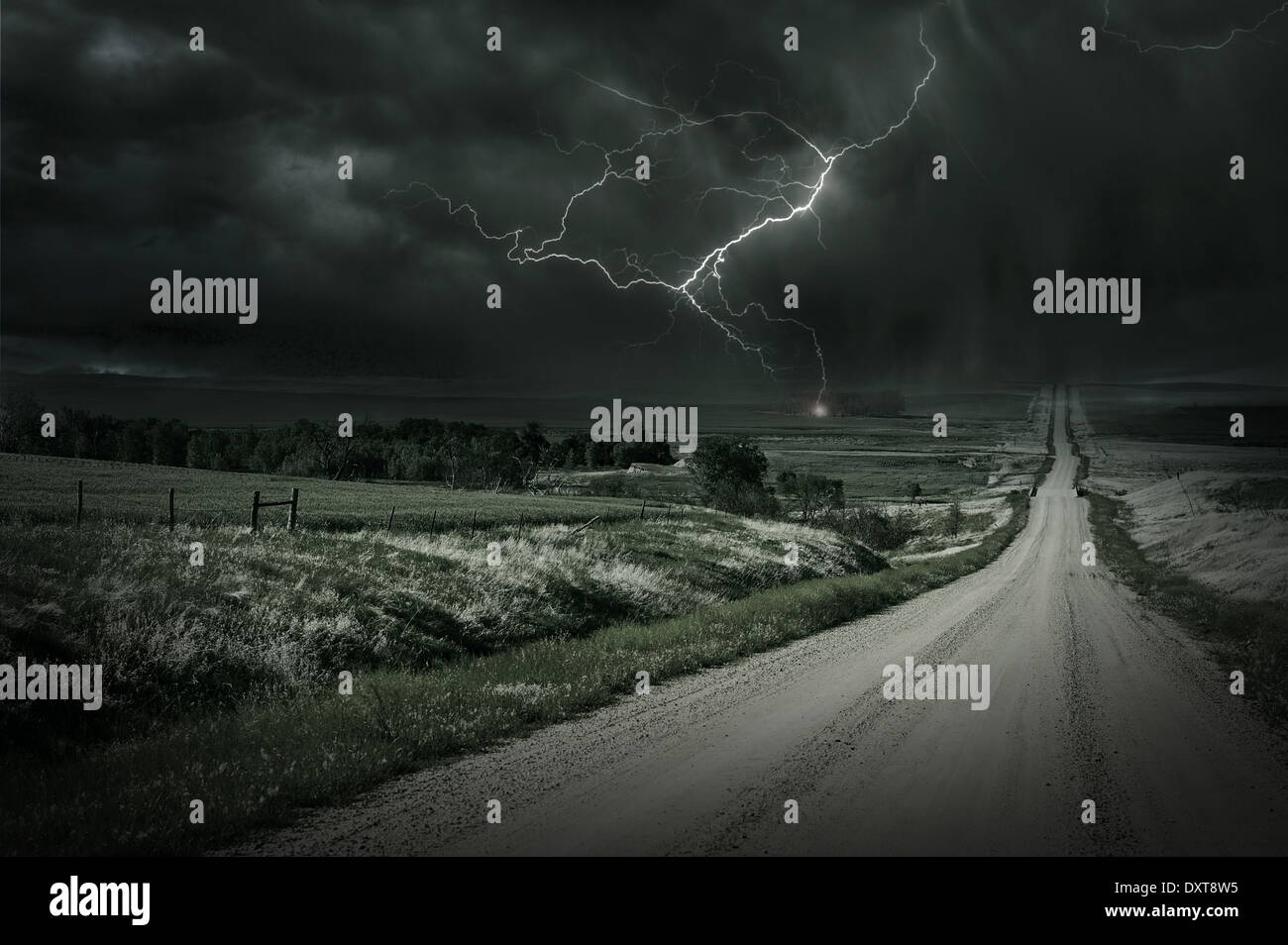 Pays tempête. De l'arrière-pays de gravier et d'orage à venir. Foudre à une distance. Collecte de temps violent. Banque D'Images