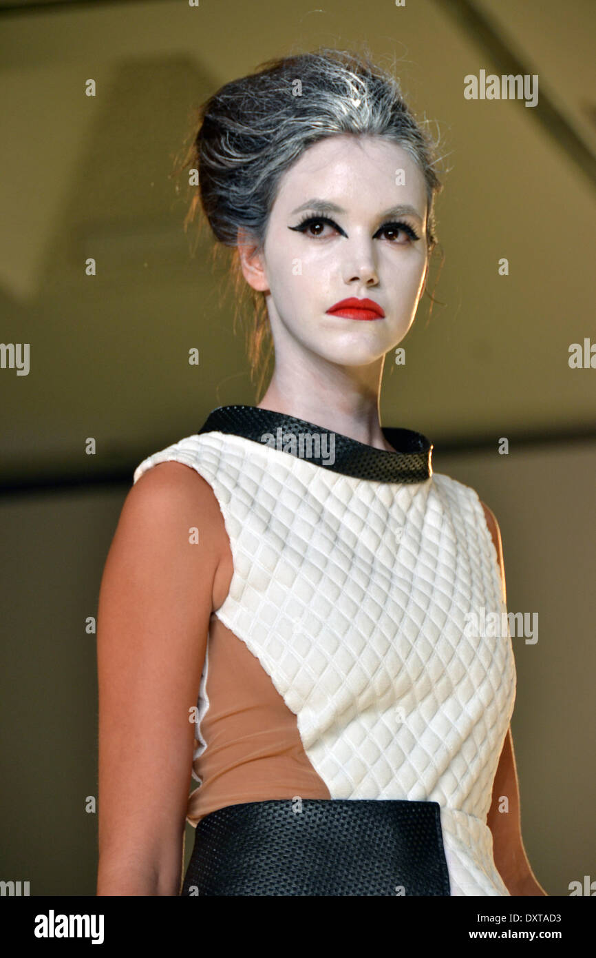 Athènes, Grèce 30 mars- Un modèle porte une création pour la saison automne/hiver de la mode grecque Deisgner Loukia Kyriakou pendant l'Atens Xclusive Designers Week fashion show à Athènes George Panagakis / Pacific Press / Alamy Live News Banque D'Images