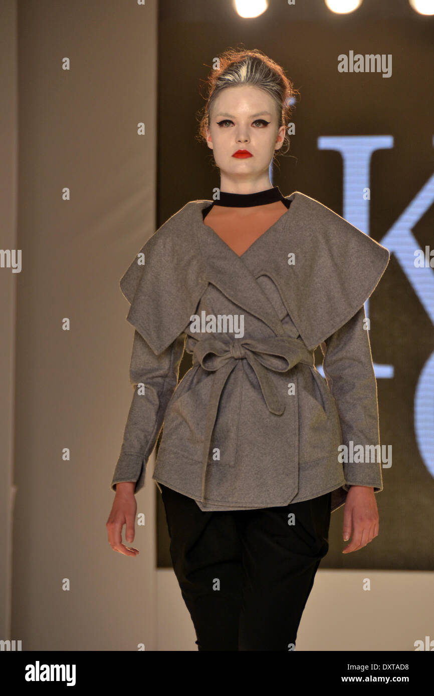 Athènes, Grèce 30 mars- Un modèle porte une création pour la saison automne/hiver de la mode grecque Deisgner Loukia Kyriakou pendant l'Atens Xclusive Designers Week fashion show à Athènes George Panagakis / Pacific Press / Alamy Live News Banque D'Images