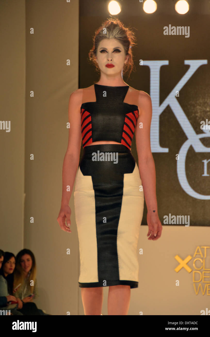 Athènes, Grèce 30 mars- Un modèle porte une création pour la saison automne/hiver de la mode grecque Deisgner Loukia Kyriakou pendant l'Atens Xclusive Designers Week fashion show à Athènes George Panagakis / Pacific Press / Alamy Live News Banque D'Images