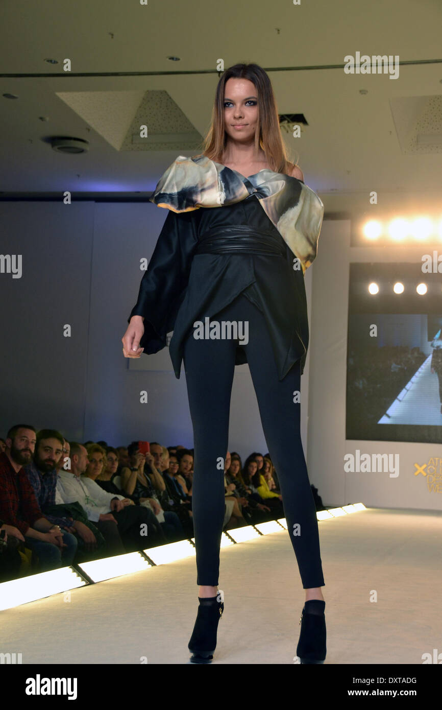 Athènes, Grèce 30 mars- Un modèle porte une création pour la saison automne/hiver de la mode grecque Maria Deisgner Prastakou pendant l'Atens Xclusive Designers Week fashion show à Athènes George Panagakis / Pacific Press / Alamy Live News Banque D'Images