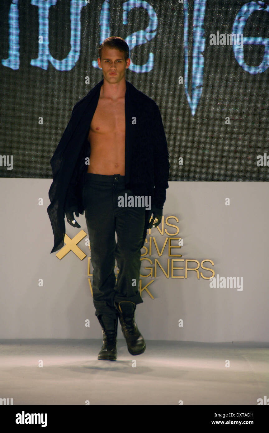 Athènes, Grèce 30 mars- Un modèle waers une création de designer de mode grec pat de sa tour Alexia Automne/Hiver fashion collection nommée 'Sinistre' George Panagakis / Pacific Press / Alamy Live News Banque D'Images