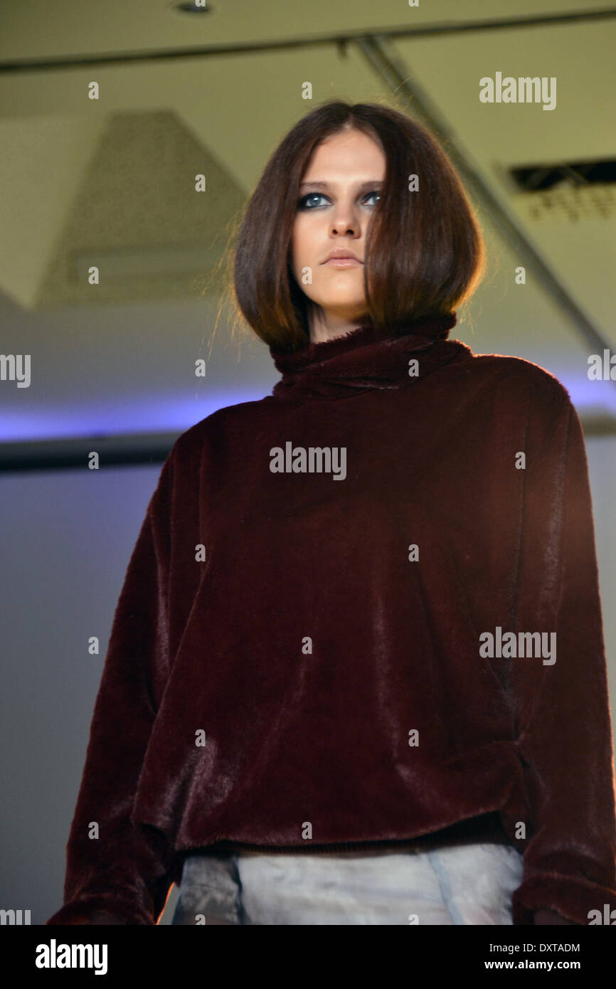 Athènes, Grèce 30 mars- Un modèle porte une création pour la saison automne/hiver de la mode grecque Maria Deisgner Prastakou pendant l'Atens Xclusive Designers Week fashion show à Athènes George Panagakis / Pacific Press / Alamy Live News Banque D'Images