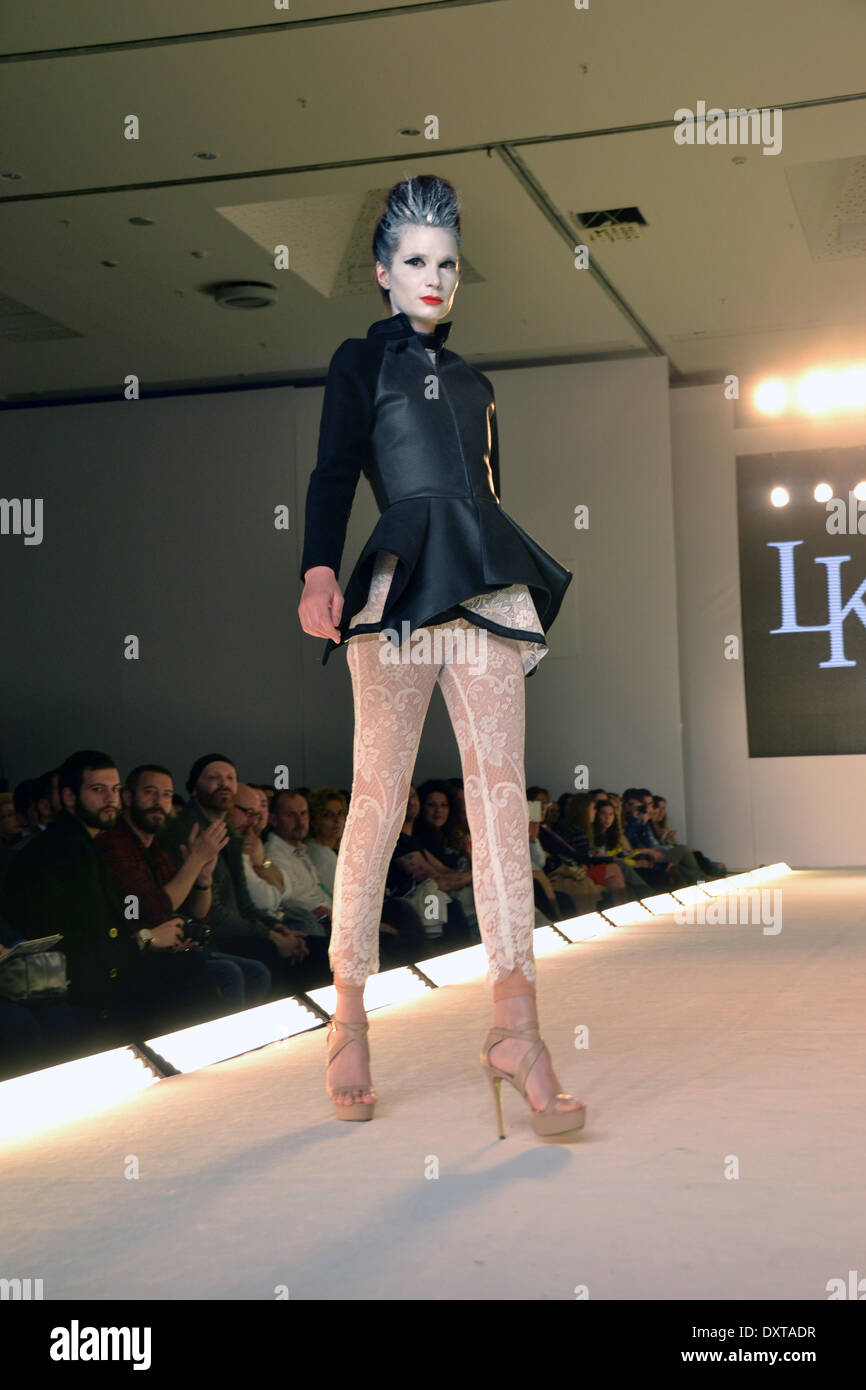 Athènes, Grèce 30 mars- Un modèle porte une création pour la saison automne/hiver de la mode grecque Deisgner Loukia Kyriakou pendant l'Atens Xclusive Designers Week fashion show à Athènes George Panagakis / Pacific Press / Alamy Live News Banque D'Images