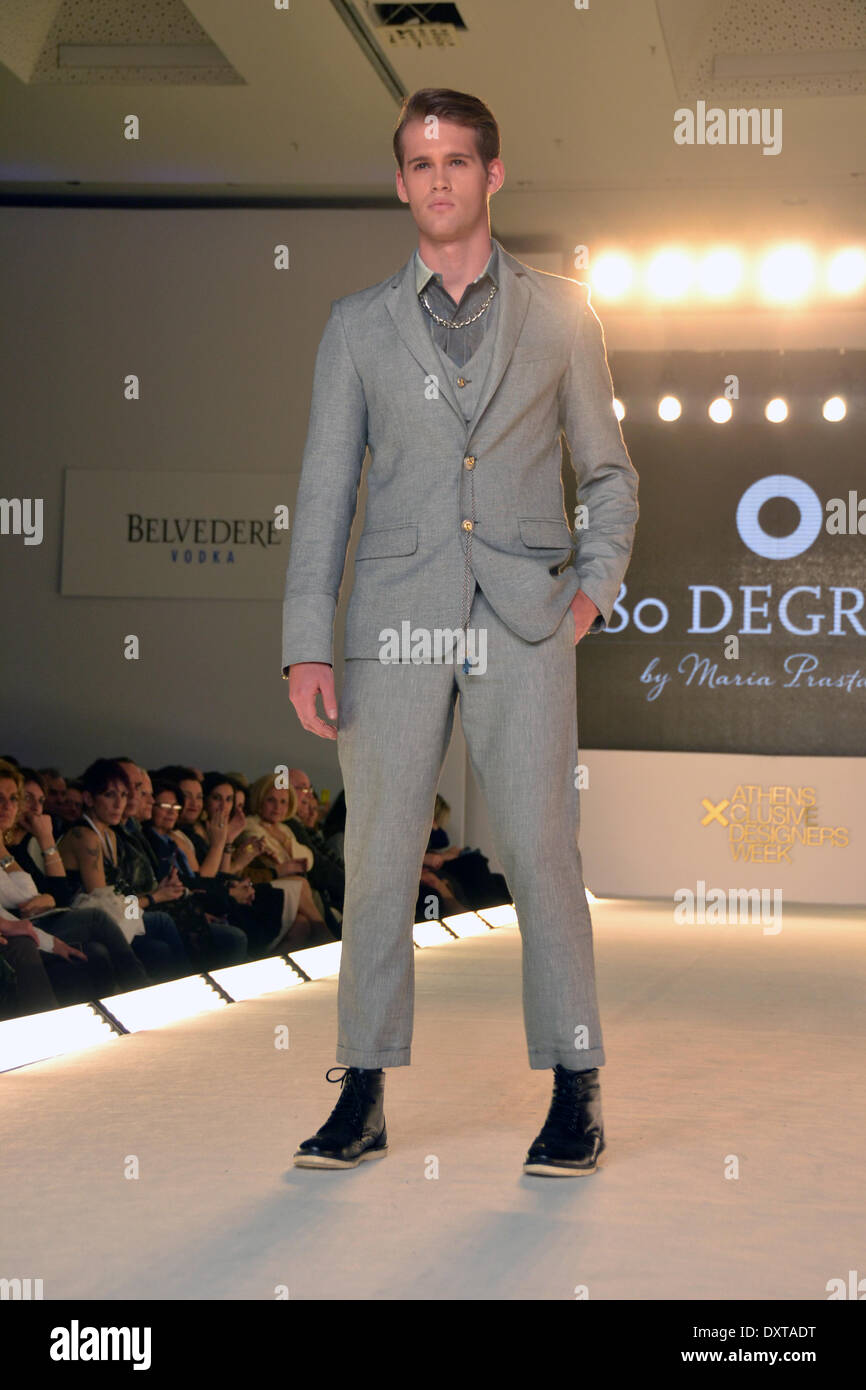 Athènes, Grèce 30 mars- Un modèle porte une création pour la saison automne/hiver de la mode grecque Maria Deisgner Prastakou pendant l'Atens Xclusive Designers Week fashion show à Athènes George Panagakis / Pacific Press / Alamy Live News Banque D'Images