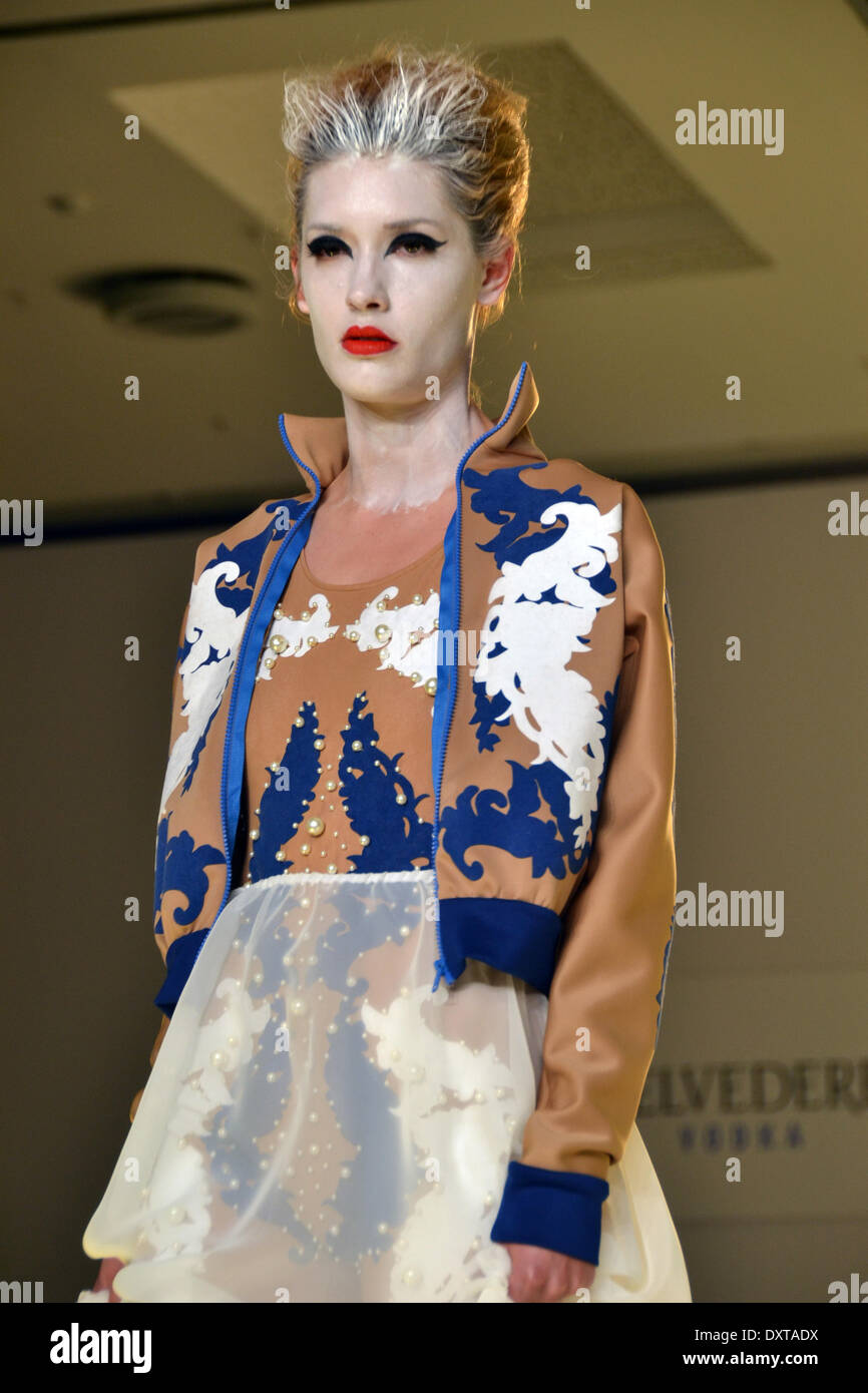 Athènes, Grèce 30 mars- Un modèle porte une création pour la saison automne/hiver de la mode grecque Deisgner Loukia Kyriakou pendant l'Atens Xclusive Designers Week fashion show à Athènes George Panagakis / Pacific Press / Alamy Live News Banque D'Images