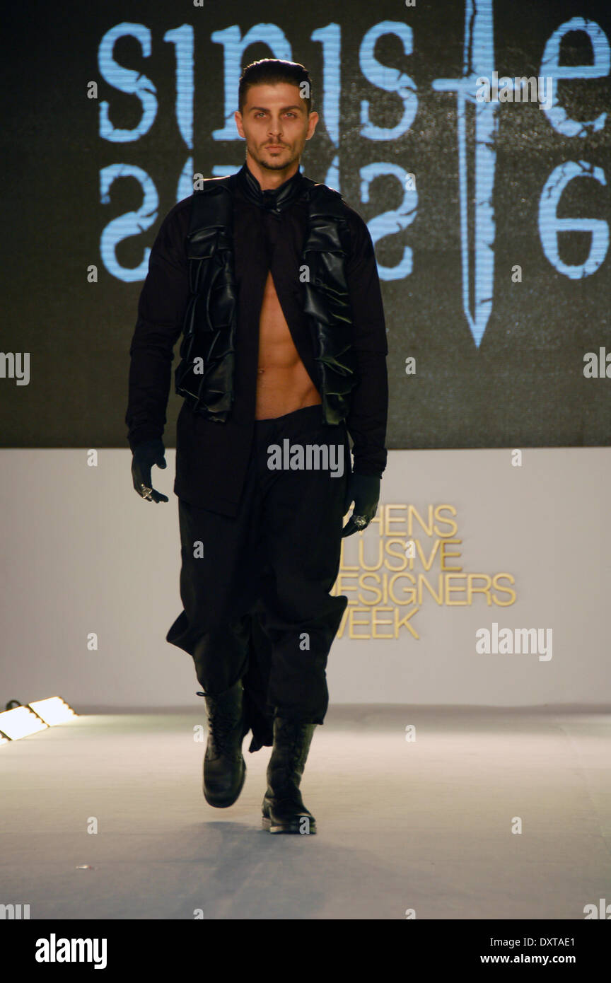 Athènes, Grèce 30 mars- Un modèle waers une création de designer de mode grec pat de sa tour Alexia Automne/Hiver fashion collection nommée 'Sinistre' George Panagakis / Pacific Press / Alamy Live News Banque D'Images