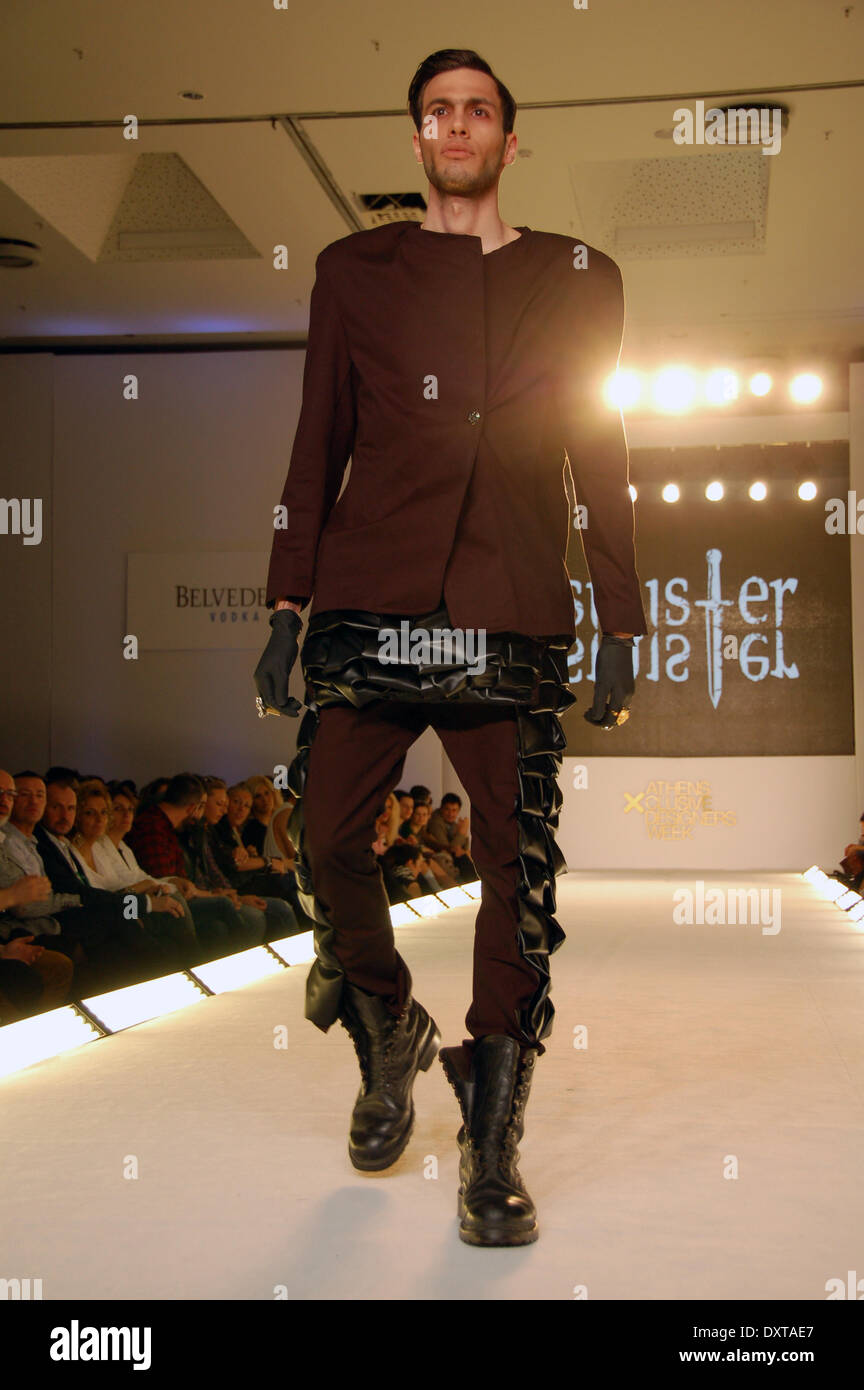 Athènes, Grèce 30 mars- Un modèle waers une création de designer de mode grec pat de sa tour Alexia Automne/Hiver fashion collection nommée 'Sinistre' George Panagakis / Pacific Press / Alamy Live News Banque D'Images