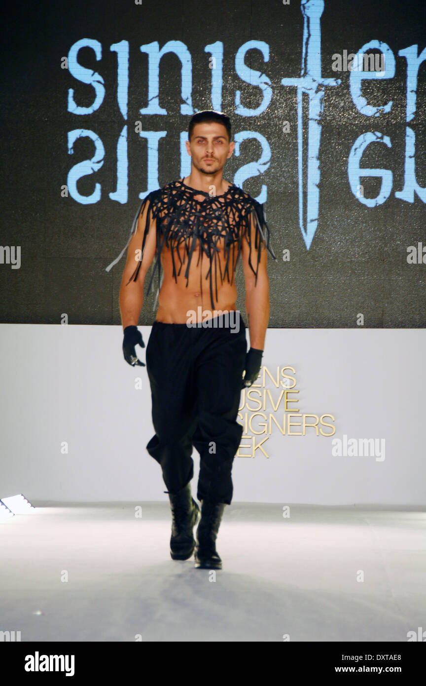 Athènes, Grèce 30 mars- Un modèle waers une création de designer de mode grec pat de sa tour Alexia Automne/Hiver fashion collection nommée 'Sinistre' George Panagakis / Pacific Press / Alamy Live News Banque D'Images