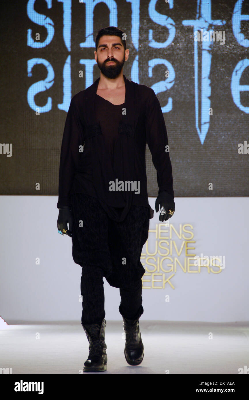 Athènes, Grèce 30 mars- Un modèle waers une création de designer de mode grec pat de sa tour Alexia Automne/Hiver fashion collection nommée 'Sinistre' George Panagakis / Pacific Press / Alamy Live News Banque D'Images