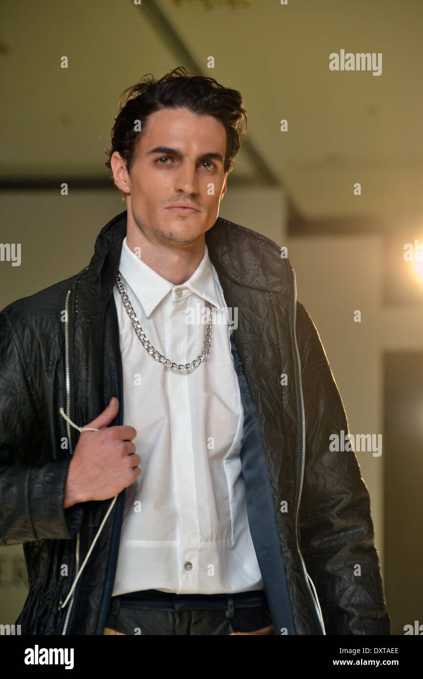 Athènes, Grèce 30 mars- Un modèle porte une création pour la saison automne/hiver de la mode grecque Maria Deisgner Prastakou pendant l'Atens Xclusive Designers Week fashion show à Athènes George Panagakis / Pacific Press / Alamy Live News Banque D'Images