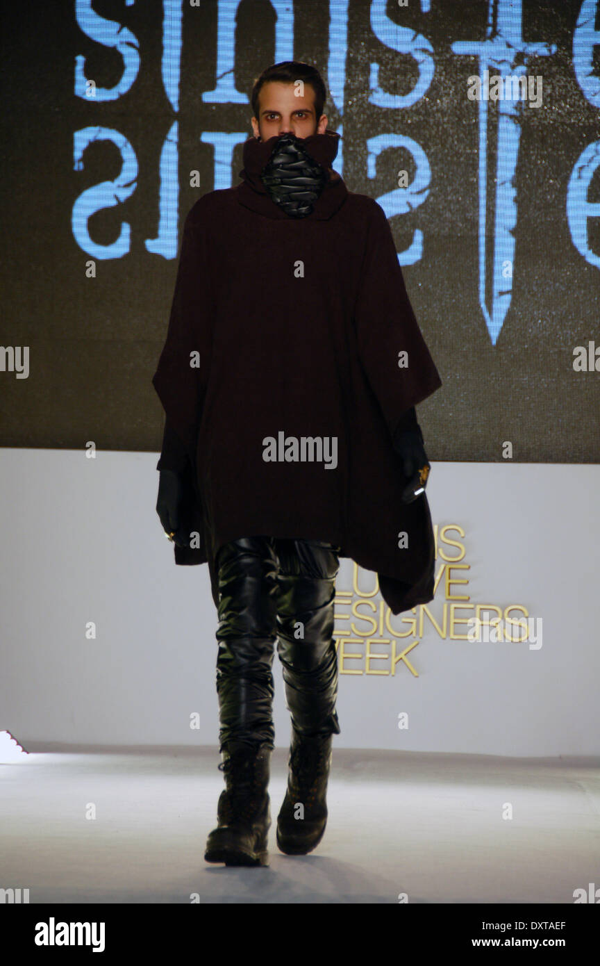 Athènes, Grèce 30 mars- Un modèle waers une création de designer de mode grec pat de sa tour Alexia Automne/Hiver fashion collection nommée 'Sinistre' George Panagakis / Pacific Press / Alamy Live News Banque D'Images