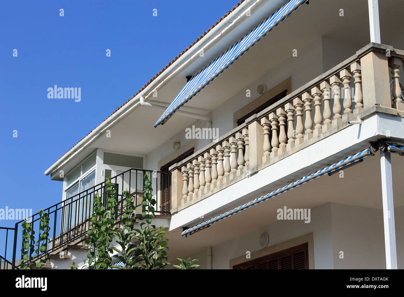 Low angle Vue extérieure de la maison espagnole traditionnelle avec balcon. Banque D'Images