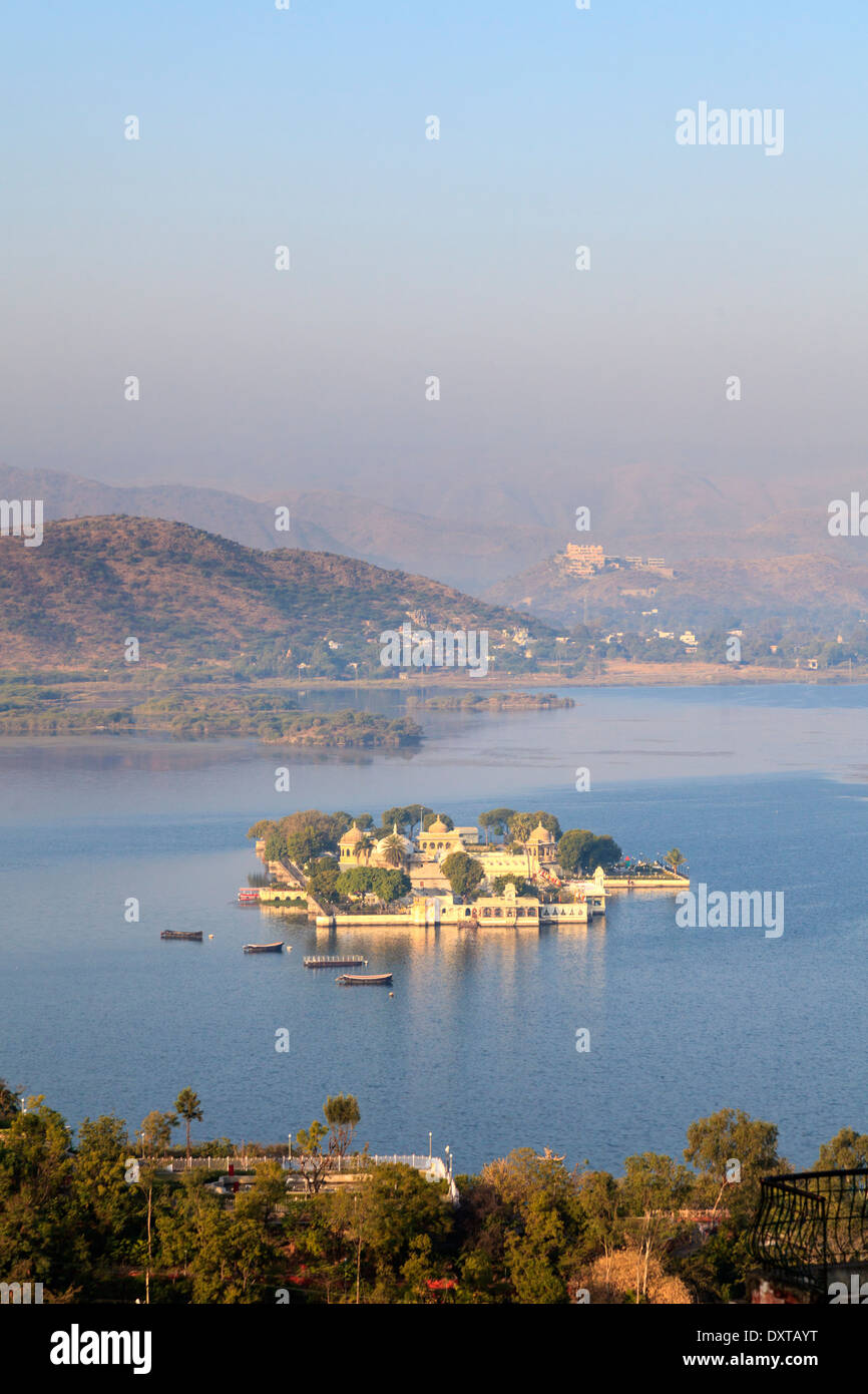L'Inde, Rajasthan, Udaipur, augmentation de la vue sur le lac Pichola et Udaipur City Banque D'Images
