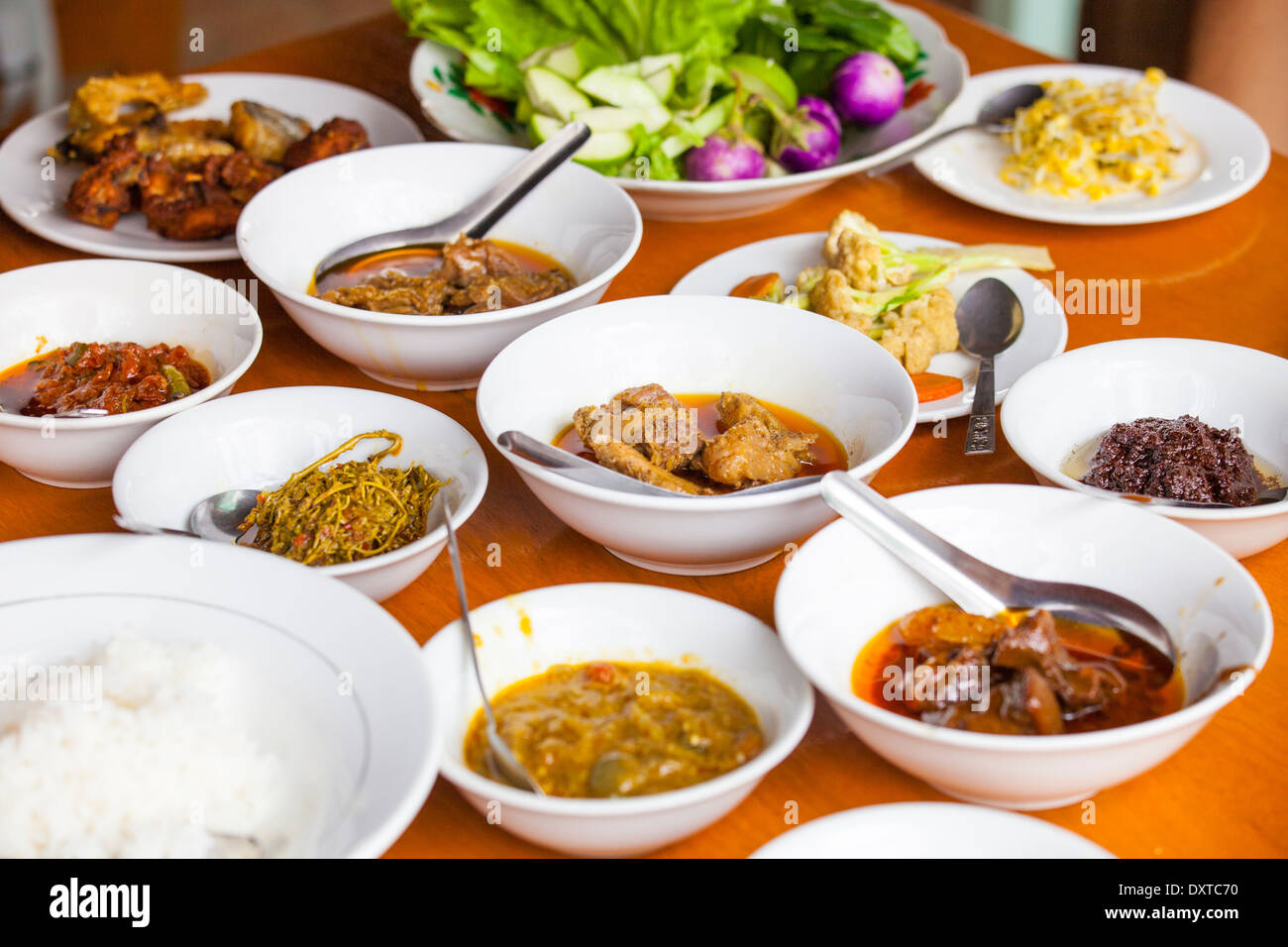 Aliments typiques Birmans dans un restaurant dans les ruines de Bagan, Myanmar Banque D'Images