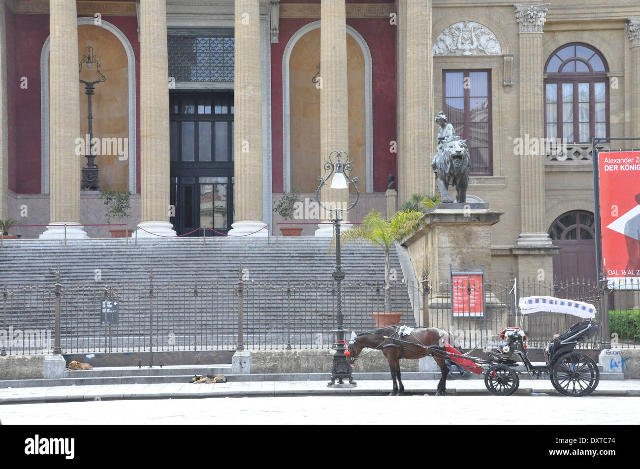 Cheval et panier en face du Teatro Massimo, Palerme, le plus grand opéra en Italie et troisième en Europe. Banque D'Images