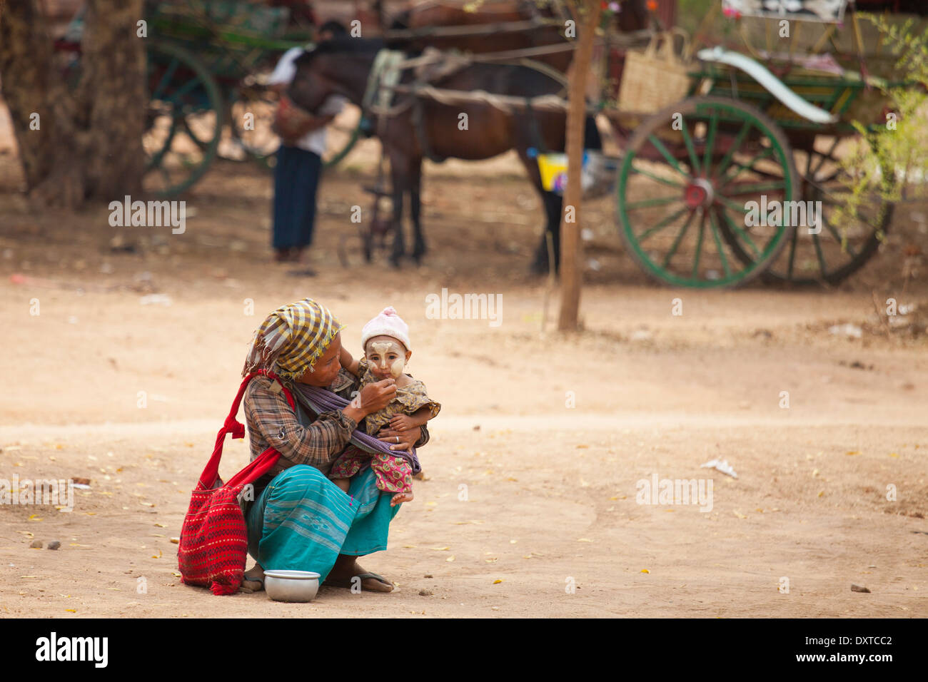 Femme et son bébé à Bagan, Myanmar Banque D'Images