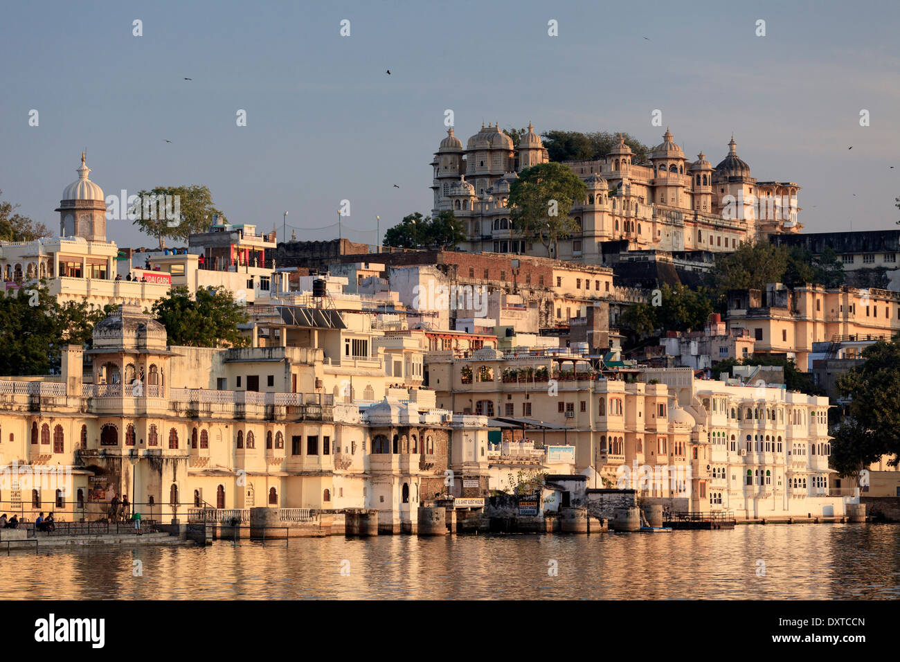 L'Inde, Rajasthan, Udaipur, vue de Lal Ghat et complexe City Palace Banque D'Images