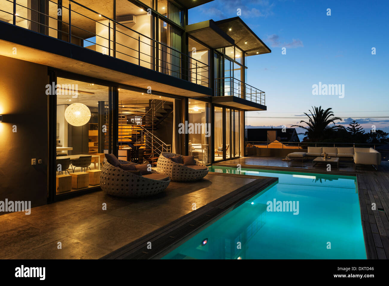 Maison de luxe avec piscine éclairée la nuit Banque D'Images
