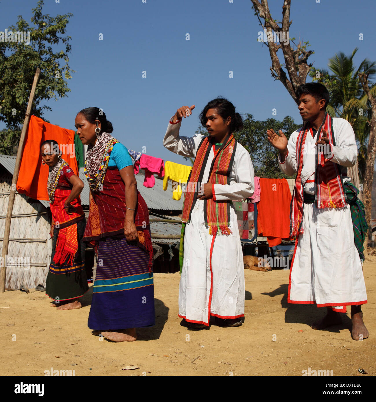Les hommes et les femmes de la tribu Tripura danser dans leur village dans la région de Bandarban du Bangladesh. Banque D'Images