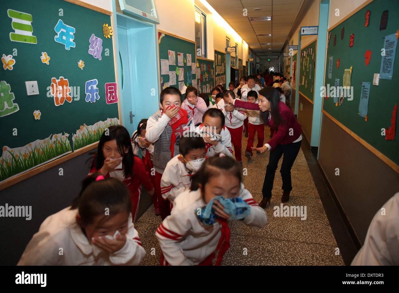 Beijing, Chine. Mar 31, 2014. Les élèves assistent à un exercice d'évacuation d'urgence à l'école primaire expérimentale Shangdi à Beijing, capitale de la Chine, 31 mars 2014. L'exercice a eu lieu sur la 19e journée nationale de l'éducation sur la sécurité du milieu et d'élèves du primaire. © Jin Liwang/Xinhua/Alamy Live News Banque D'Images