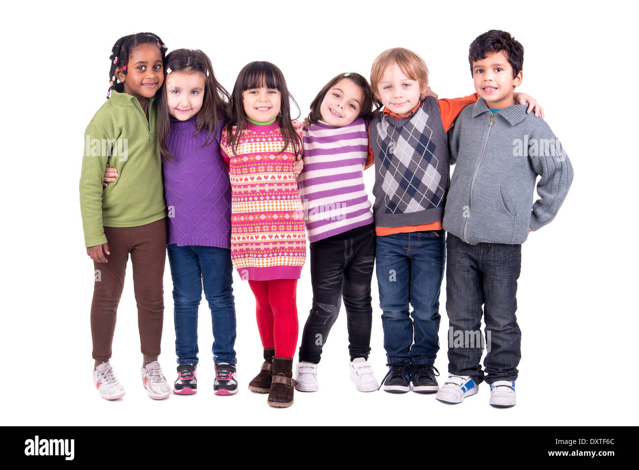 Groupe d'enfants posant isolé dans White Banque D'Images