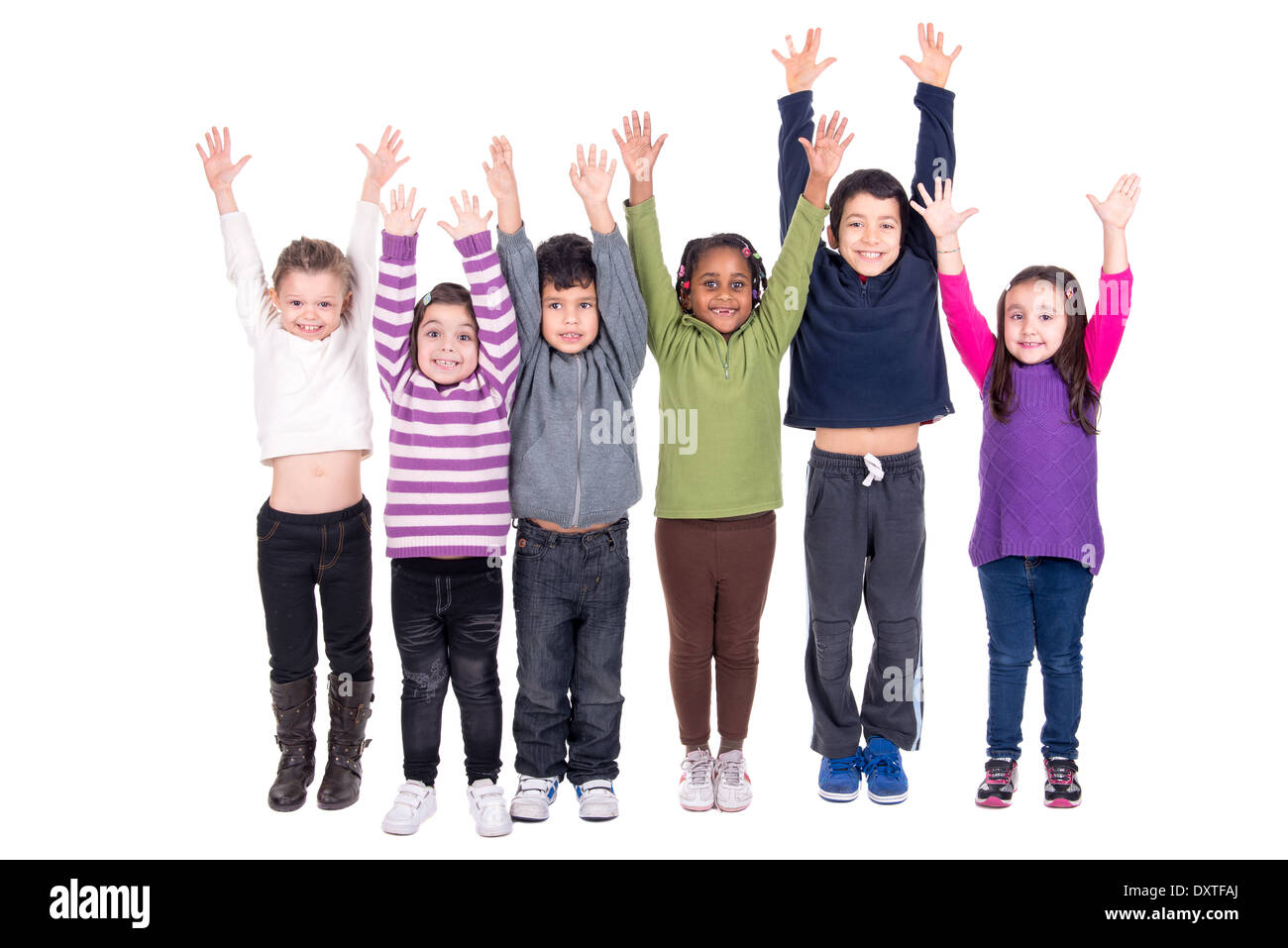 Groupe d'enfants posant avec les mains posées en blanc isolé Banque D'Images