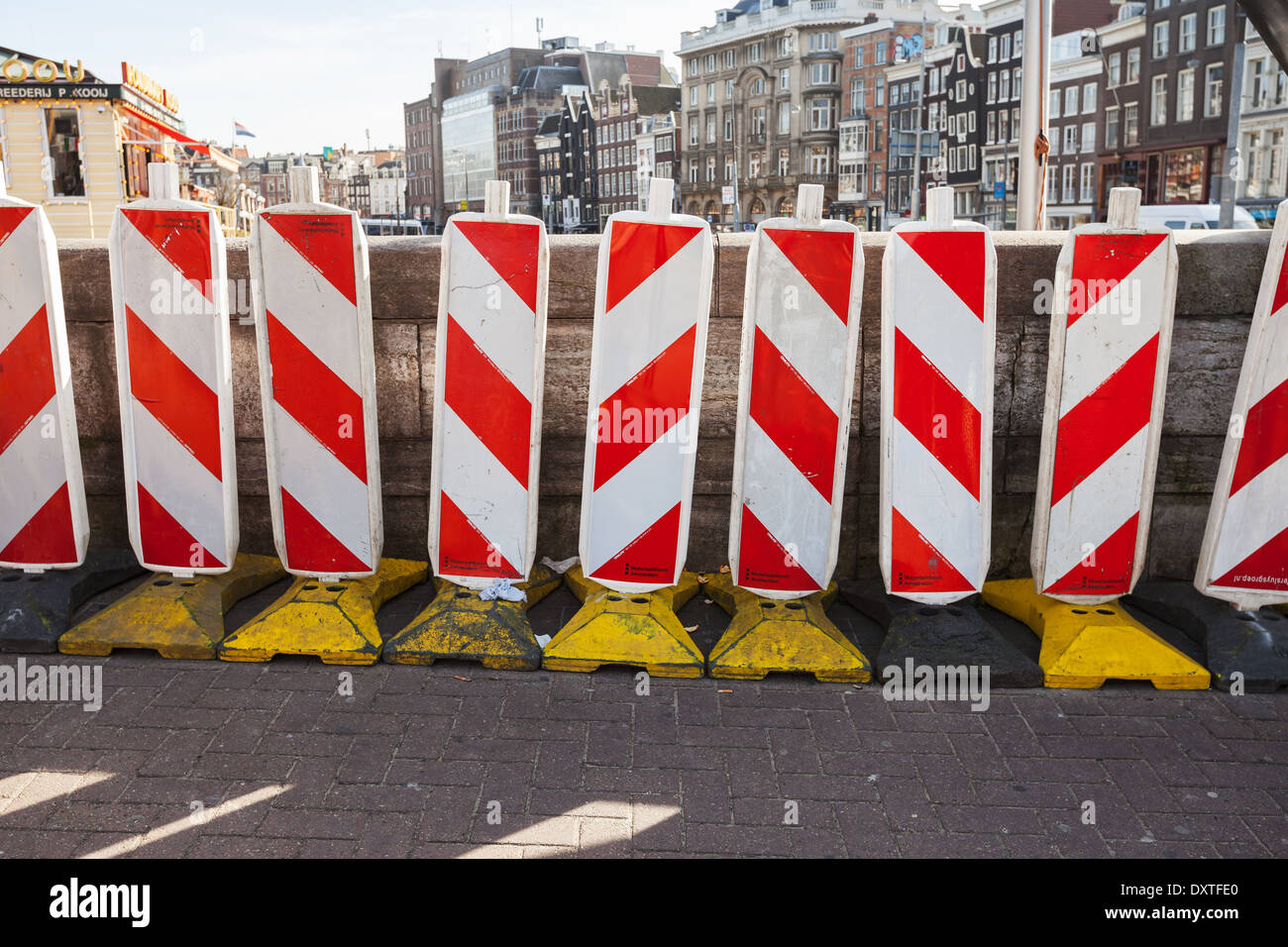 AMSTERDAM, Pays-Bas - 19 mars 2014 : rouge et blanc à rayures de signalisation d'avertissement se tenir sur la frontière de street Banque D'Images