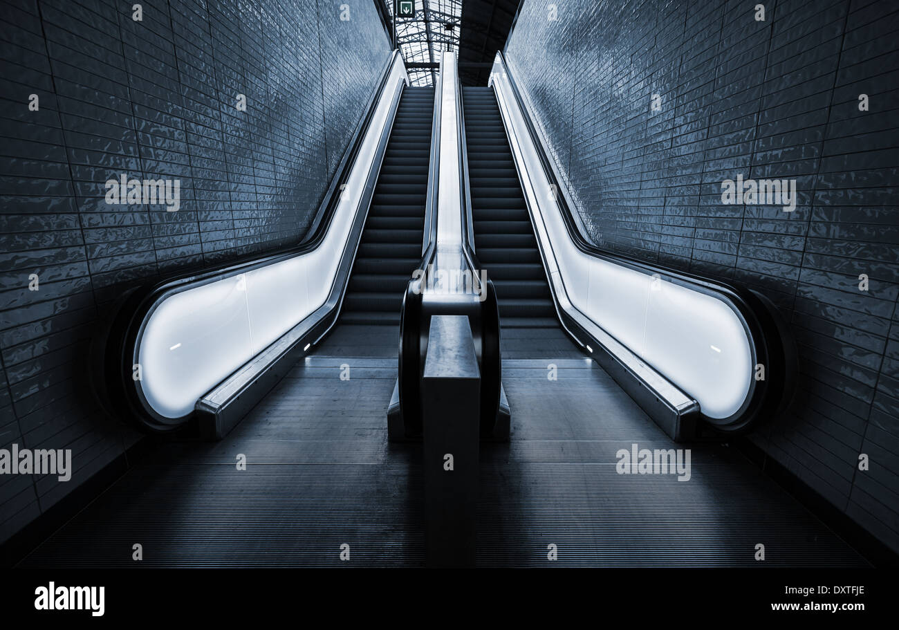 Point de vue de deux escalators vide avec côtés lumineux Banque D'Images