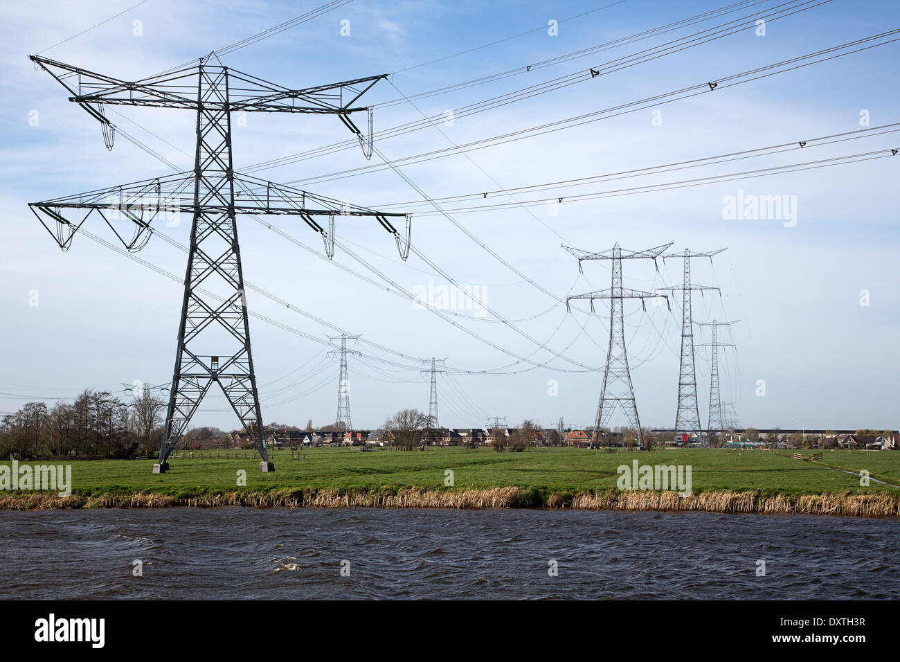 Ligne d'alimentation avec des polders néerlandais de pylônes Banque D'Images