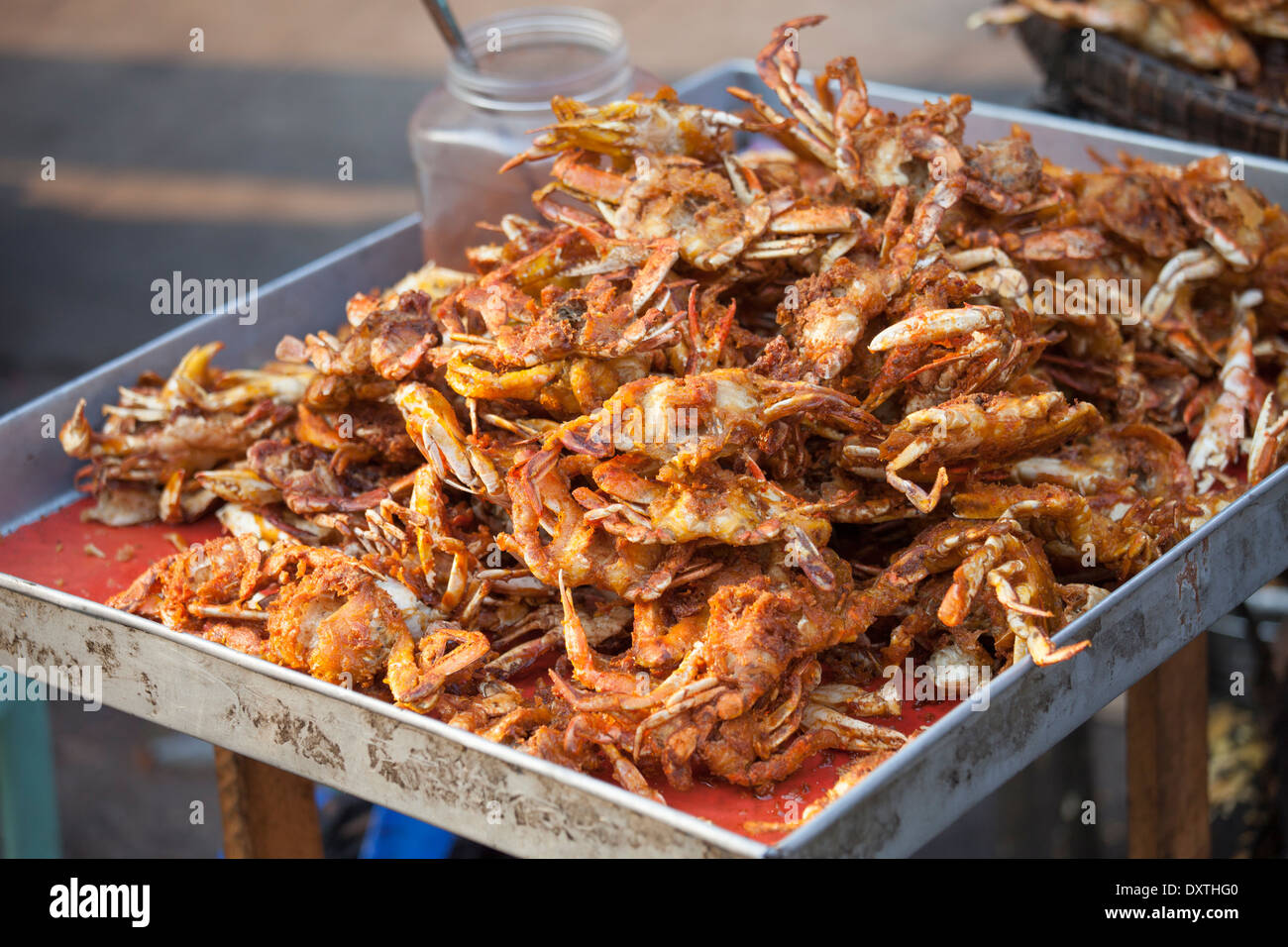 Les crabes frits à Yangon, Myanmar Banque D'Images