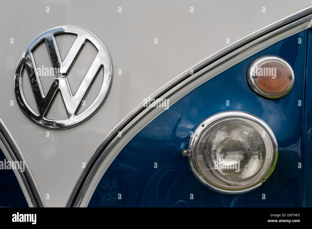 Fourgonnettes Volkswagen. Bleu Blanc et chrome vue avant. Banque D'Images